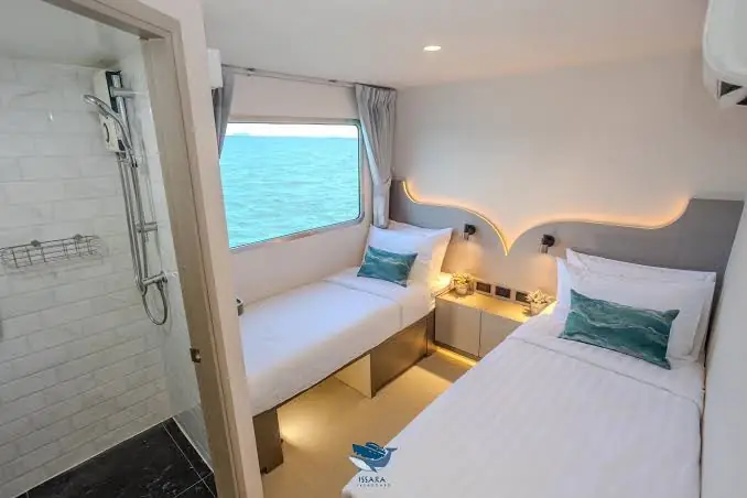 ห้องพักพร้อมห้องน้ำในตัวบนเรือ Issara Liveaboard